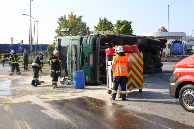 LKW mit tonnenschweren Stahlseilen in einem Kreisverkehr in Wels-Puchberg umgestrzt