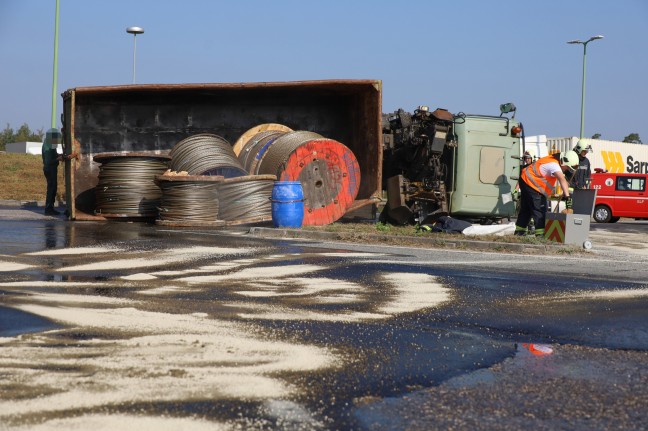 LKW mit tonnenschweren Stahlseilen in einem Kreisverkehr in Wels-Puchberg umgestürzt