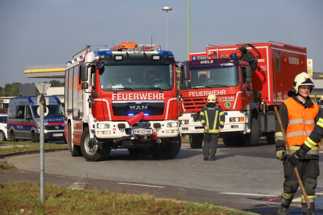 LKW mit tonnenschweren Stahlseilen in einem Kreisverkehr in Wels-Puchberg umgestrzt