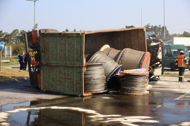 LKW mit tonnenschweren Stahlseilen in einem Kreisverkehr in Wels-Puchberg umgestürzt