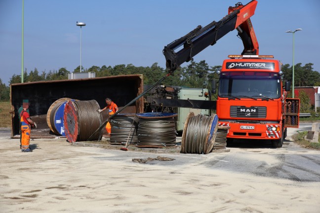 LKW mit tonnenschweren Stahlseilen in einem Kreisverkehr in Wels-Puchberg umgestrzt