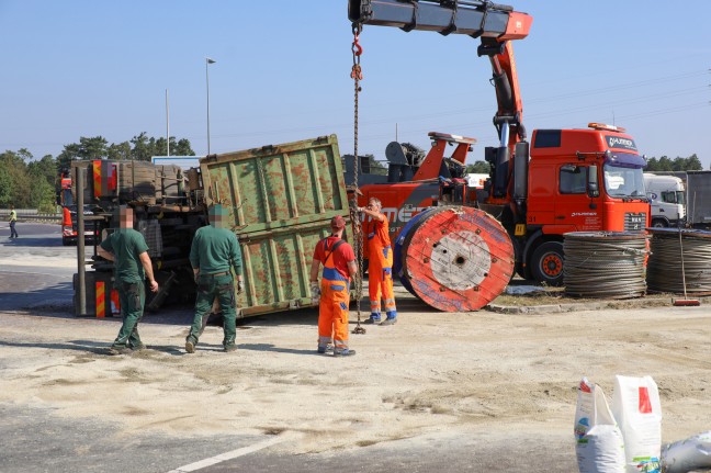 LKW mit tonnenschweren Stahlseilen in einem Kreisverkehr in Wels-Puchberg umgestrzt