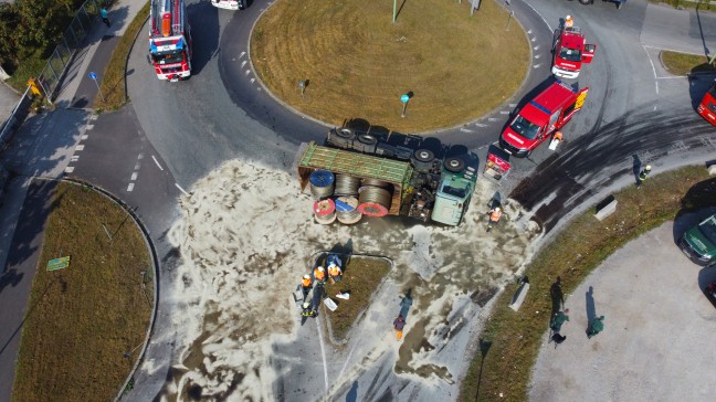 LKW mit tonnenschweren Stahlseilen in einem Kreisverkehr in Wels-Puchberg umgestürzt