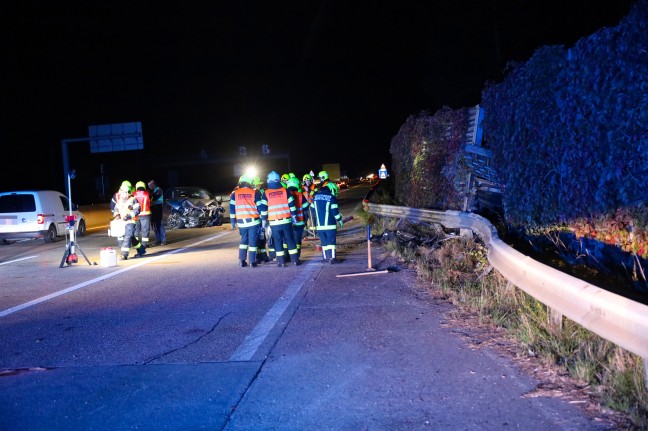 Auto auf Westautobahn bei Eberstalzell gegen Leitschiene und Lrmschutzwand gekracht