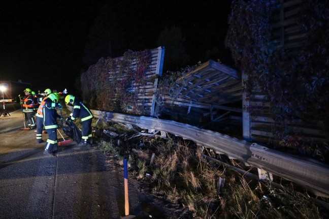 Auto auf Westautobahn bei Eberstalzell gegen Leitschiene und Lrmschutzwand gekracht