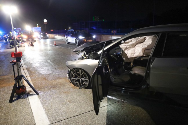 Auto auf Westautobahn bei Eberstalzell gegen Leitschiene und Lrmschutzwand gekracht