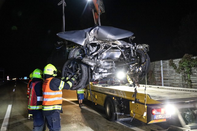 Auto auf Westautobahn bei Eberstalzell gegen Leitschiene und Lärmschutzwand gekracht