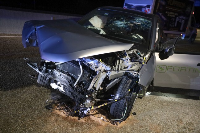 Auto auf Westautobahn bei Eberstalzell gegen Leitschiene und Lärmschutzwand gekracht