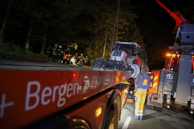 Schwierige Bergung: PKW bei Peuerbach in entgegenkommendes Traktorgespann gekracht