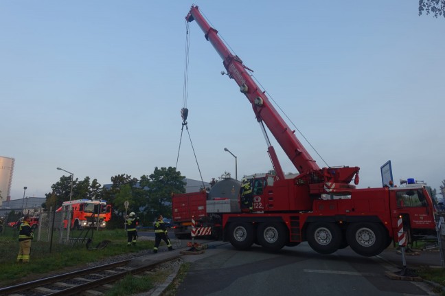 LKW auf Bahnübergang in Linz-Industriegebiet-Hafen von Zug erfasst