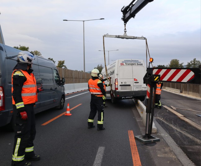 Kleintransporter in Baustellenbereich der Mühlkreisautobahn in Linz-Dornach-Auhof verunfallt