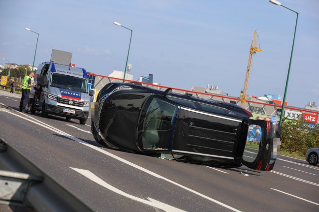 Auto bei Abfahrt von Innkreisautobahn in Wels-Waidhausen gegen Leitschiene gekracht und umgestrzt