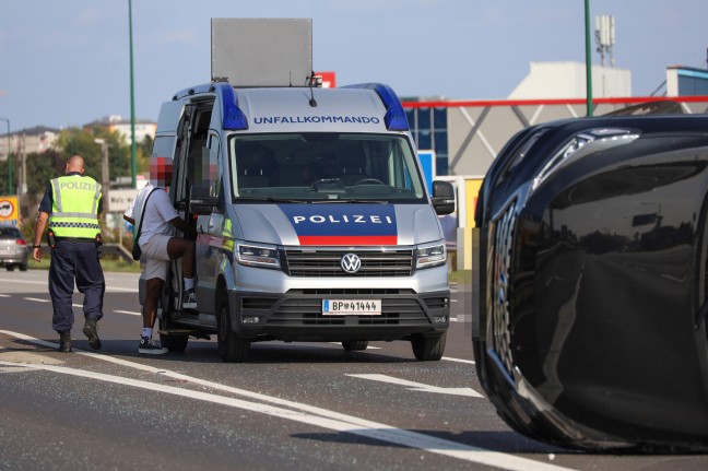 Auto bei Abfahrt von Innkreisautobahn in Wels-Waidhausen gegen Leitschiene gekracht und umgestrzt