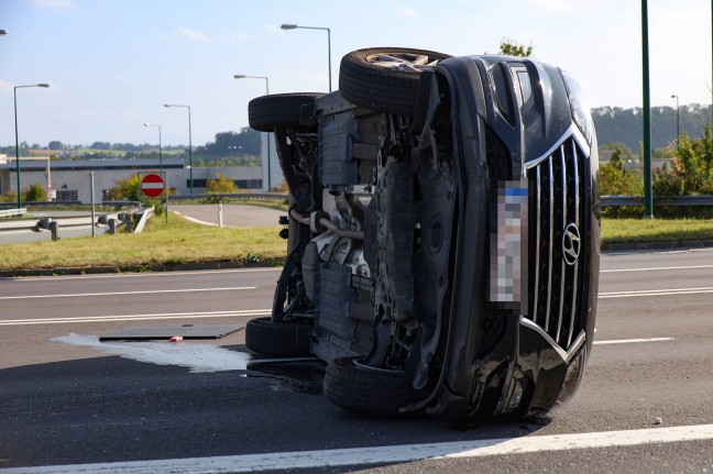 Auto bei Abfahrt von Innkreisautobahn in Wels-Waidhausen gegen Leitschiene gekracht und umgestrzt