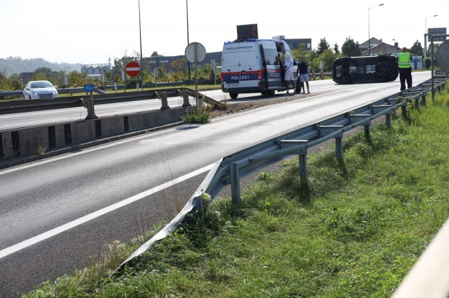 Auto bei Abfahrt von Innkreisautobahn in Wels-Waidhausen gegen Leitschiene gekracht und umgestrzt