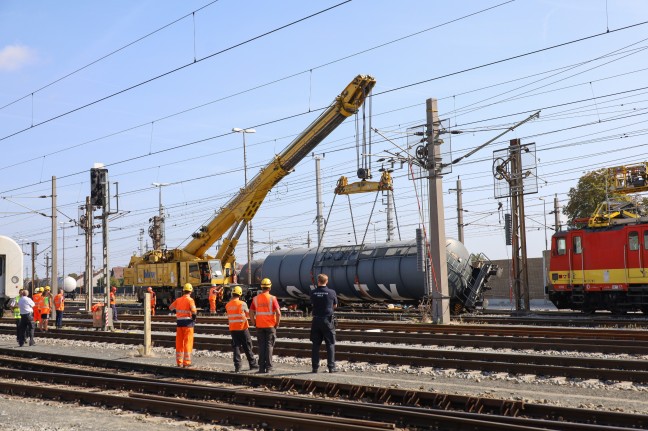 Bergearbeiten an entgleistem Gterzug auf Westbahnstrecke in Wels-Neustadt