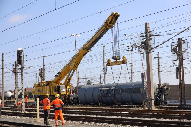 Bergearbeiten an entgleistem Gterzug auf Westbahnstrecke in Wels-Neustadt