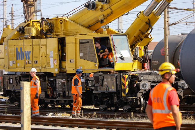 Bergearbeiten an entgleistem Gterzug auf Westbahnstrecke in Wels-Neustadt