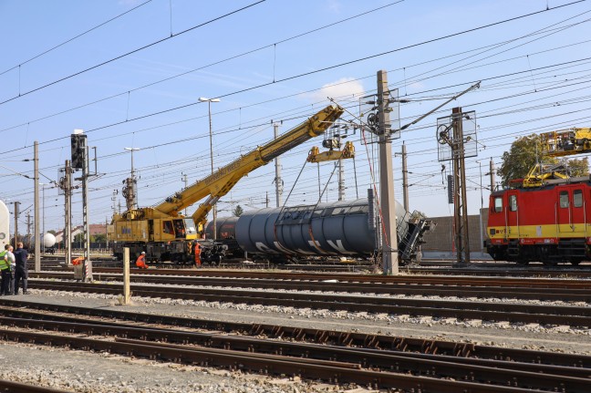 Bergearbeiten an entgleistem Gterzug auf Westbahnstrecke in Wels-Neustadt