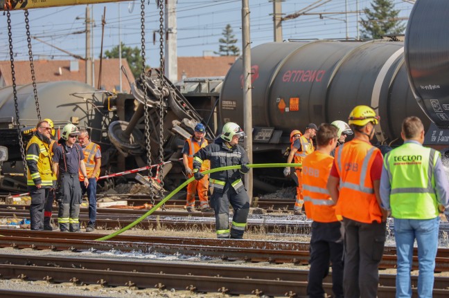 Bergearbeiten an entgleistem Gterzug auf Westbahnstrecke in Wels-Neustadt