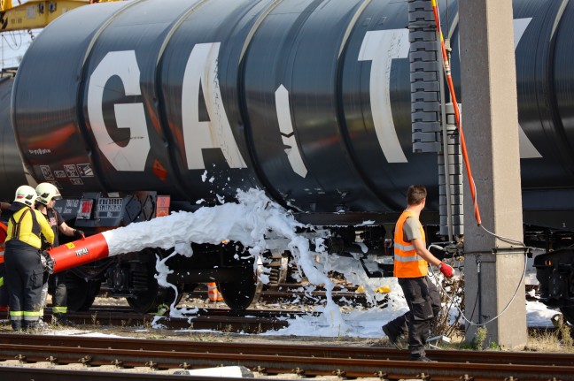 Bergearbeiten an entgleistem Gterzug auf Westbahnstrecke in Wels-Neustadt