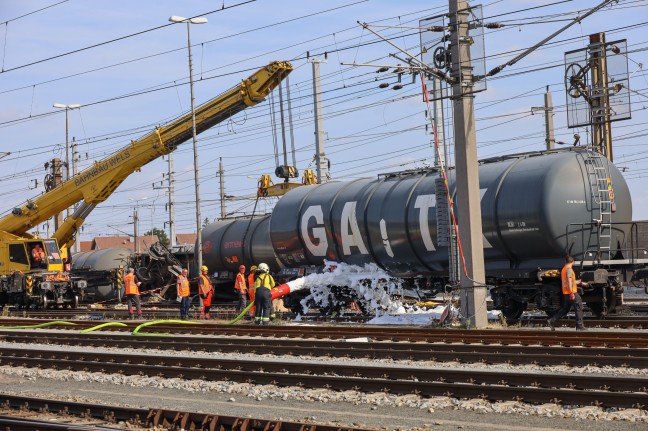 Bergearbeiten an entgleistem Gterzug auf Westbahnstrecke in Wels-Neustadt