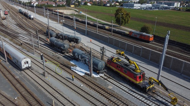 Bergearbeiten an entgleistem Gterzug auf Westbahnstrecke in Wels-Neustadt