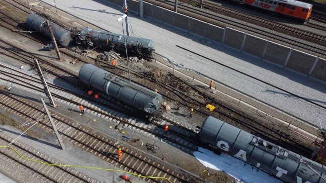 Bergearbeiten an entgleistem Gterzug auf Westbahnstrecke in Wels-Neustadt