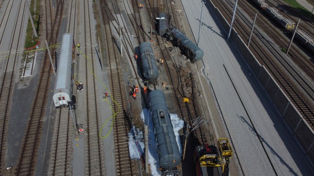 Bergearbeiten an entgleistem Gterzug auf Westbahnstrecke in Wels-Neustadt