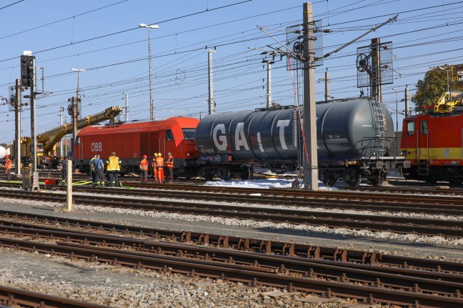 Bergearbeiten an entgleistem Gterzug auf Westbahnstrecke in Wels-Neustadt