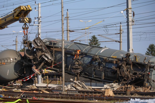 Bergearbeiten an entgleistem Gterzug auf Westbahnstrecke in Wels-Neustadt