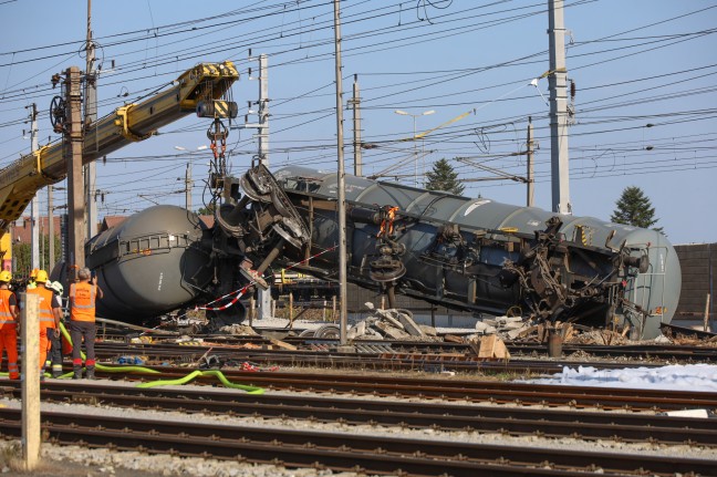 Bergearbeiten an entgleistem Gterzug auf Westbahnstrecke in Wels-Neustadt