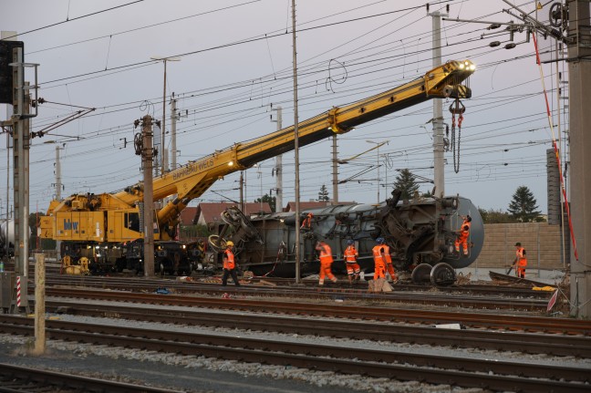 Bergearbeiten an entgleistem Gterzug auf Westbahnstrecke in Wels-Neustadt