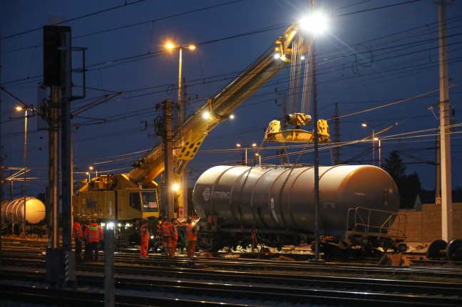 Bergearbeiten an entgleistem Gterzug auf Westbahnstrecke in Wels-Neustadt