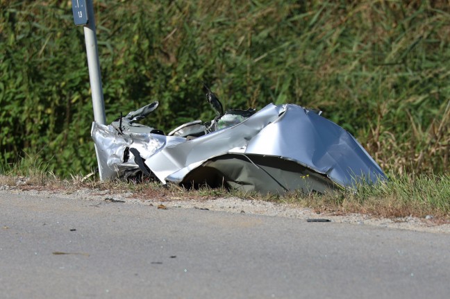 Auto bei Verkehrsunfall in Pichl bei Wels von landwirtschaftlichem Fahrzeug aufgeschlt