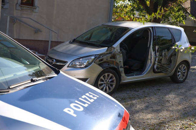 Auto bei Verkehrsunfall in Pichl bei Wels von landwirtschaftlichem Fahrzeug aufgeschlt