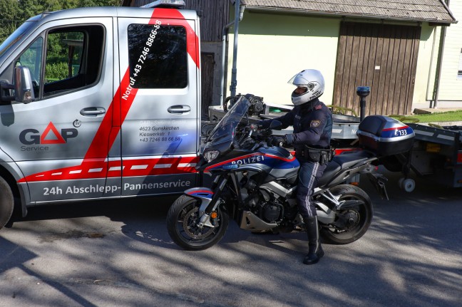 Auto bei Verkehrsunfall in Pichl bei Wels von landwirtschaftlichem Fahrzeug aufgeschlt