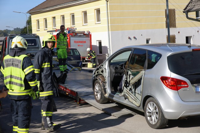 Auto bei Verkehrsunfall in Pichl bei Wels von landwirtschaftlichem Fahrzeug aufgeschlt