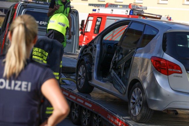 Auto bei Verkehrsunfall in Pichl bei Wels von landwirtschaftlichem Fahrzeug aufgeschlt