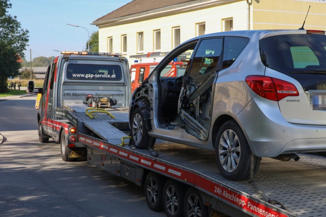 Auto bei Verkehrsunfall in Pichl bei Wels von landwirtschaftlichem Fahrzeug aufgeschlt