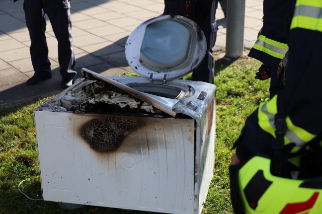 Drei Feuerwehren nach Explosion eines Wschetrockners in einer Wohnung in Hrsching im Einsatz