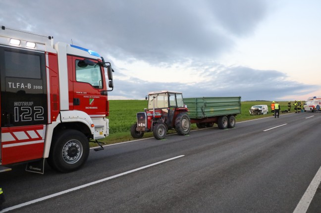 Lenker eines Kleintransporters bei Auffahrunfall auf Traktorgespann in Bachmanning verletzt