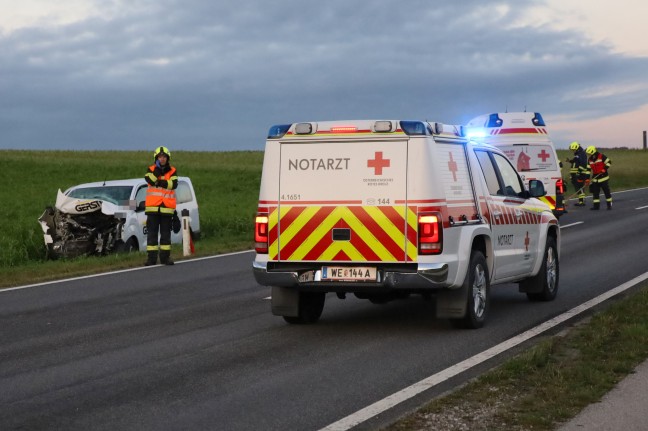 Lenker eines Kleintransporters bei Auffahrunfall auf Traktorgespann in Bachmanning verletzt