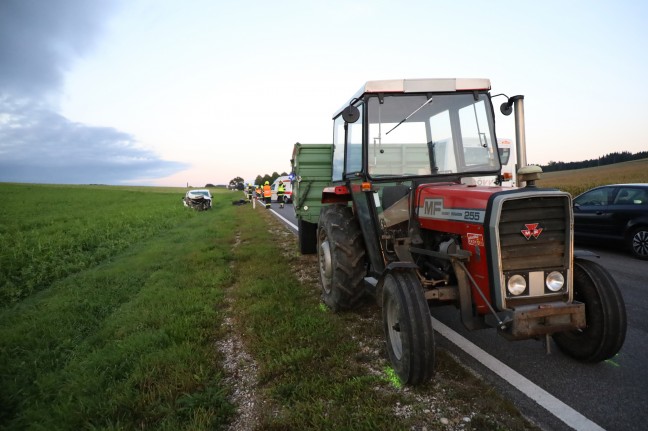 Lenker eines Kleintransporters bei Auffahrunfall auf Traktorgespann in Bachmanning verletzt