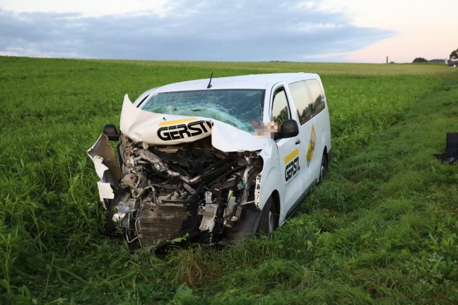 Lenker eines Kleintransporters bei Auffahrunfall auf Traktorgespann in Bachmanning verletzt