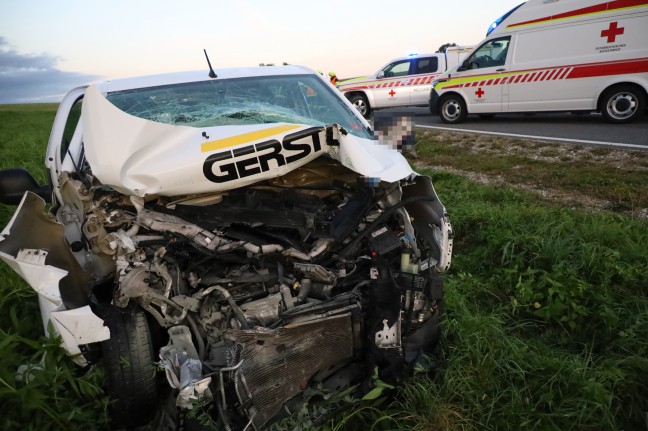 Lenker eines Kleintransporters bei Auffahrunfall auf Traktorgespann in Bachmanning verletzt