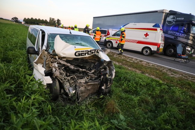 Lenker eines Kleintransporters bei Auffahrunfall auf Traktorgespann in Bachmanning verletzt