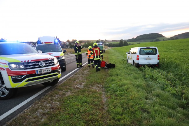 Lenker eines Kleintransporters bei Auffahrunfall auf Traktorgespann in Bachmanning verletzt