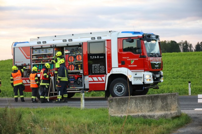 Lenker eines Kleintransporters bei Auffahrunfall auf Traktorgespann in Bachmanning verletzt