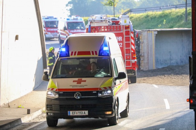 LKW mit Betonschotter auf Eferdinger Strae bei Fraham verunfallt und umgestrzt